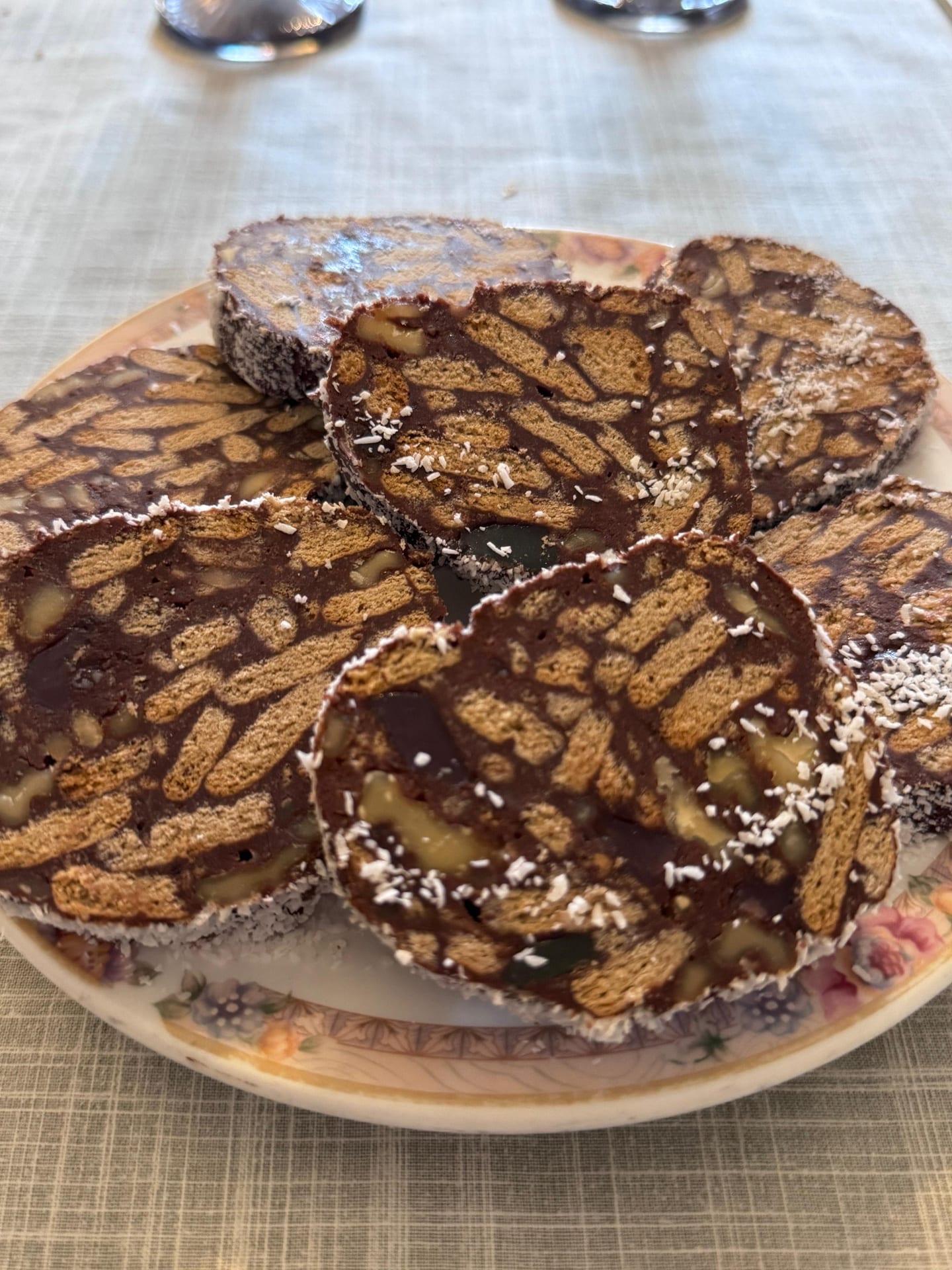 Postre artesanal de chocolate con nueces