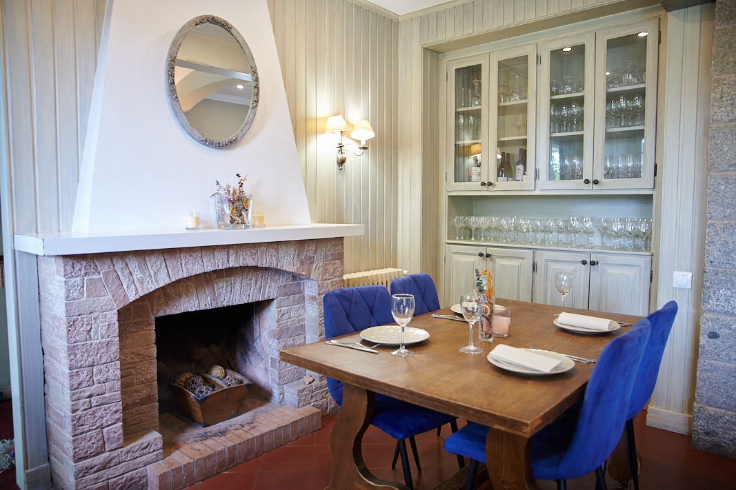 Sala interior con chimenea encendida
