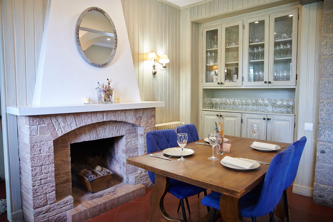 Sala interior con chimenea encendida