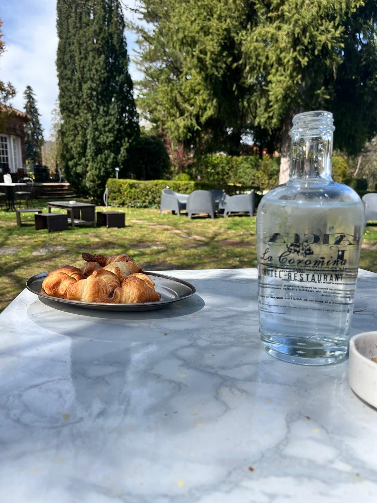Desayuno servido en el jardín del Xalet La Coromina