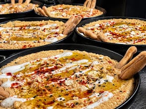 Hummus de la casa con aceite y pimentón