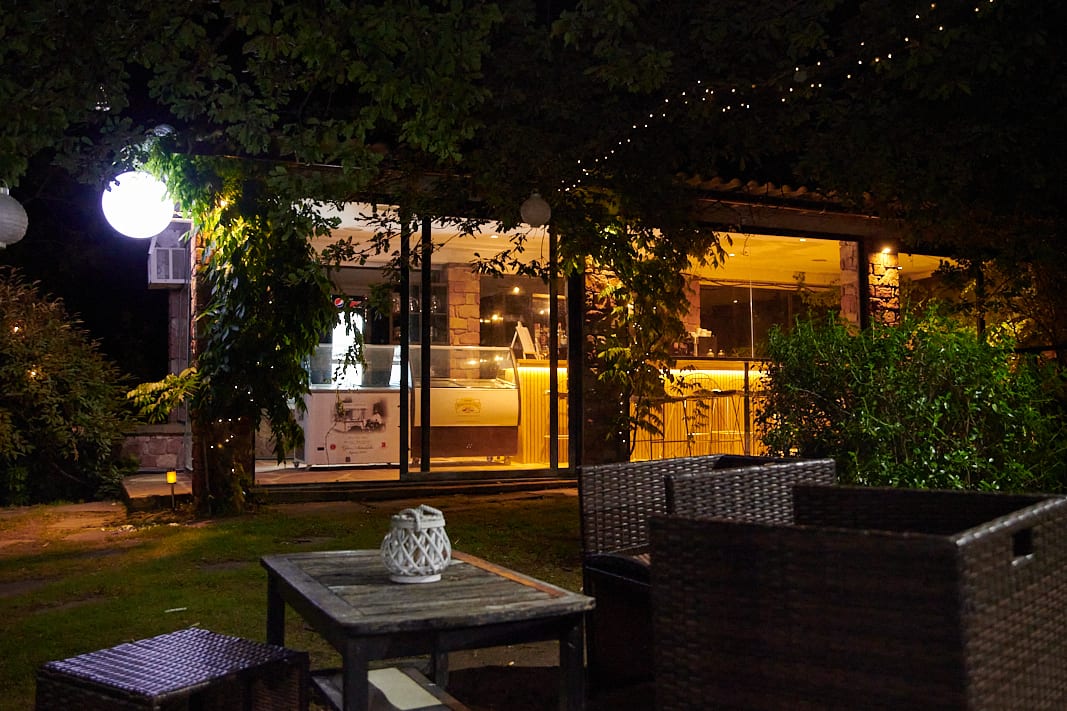 Terraza nocturna del Xalet con luces